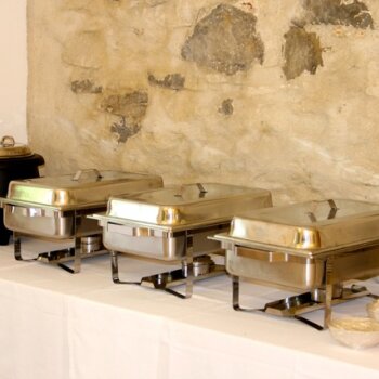 Jídlo podávané v&nbsp;ohřívačích